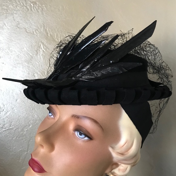 RARE 1930s' BLACK FELT TILT HAT WITH 2 LACQUERED "BIRDS", STRAP & LARGE. VEIL - Picture 6 of 16